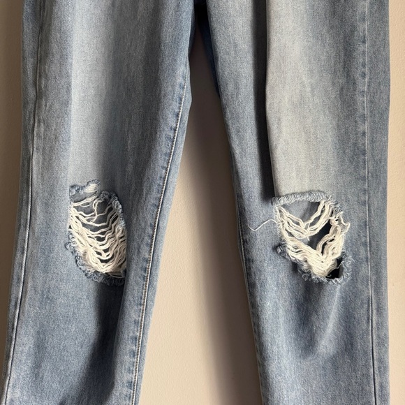 Kancan High Rise Waist Band Detail Distressed Light Wash Mom Jean Size 11/29 - Picture 4 of 10